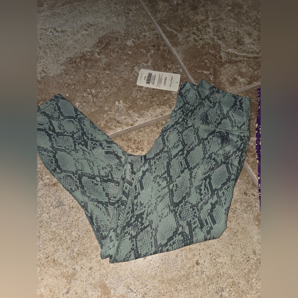 NWT Fabletics Leggings bundle - Picture 3 of 5